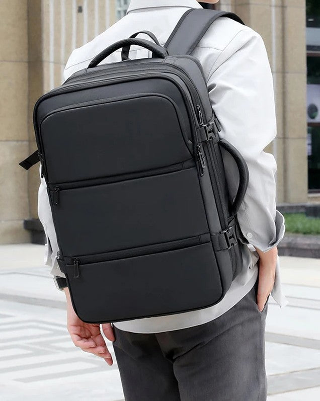 Vacuum Travel Backpack with Integrated Pump